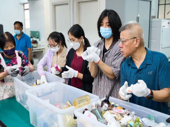 Tsang Chi-hin (second to the right) vows to put more effort into recycling going forward.